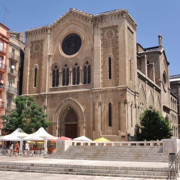 Lleida.- Església neogòtica de Sant Joan, S. XIX originària del XII. Es de planta basilical amb una porta ogival i una lateral neoromànica (7/2011)