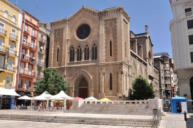 Lleida.- Església neogòtica de Sant Joan, S. XIX originària del XII. Es de planta basilical amb una porta ogival i una lateral neoromànica (7/2011)
