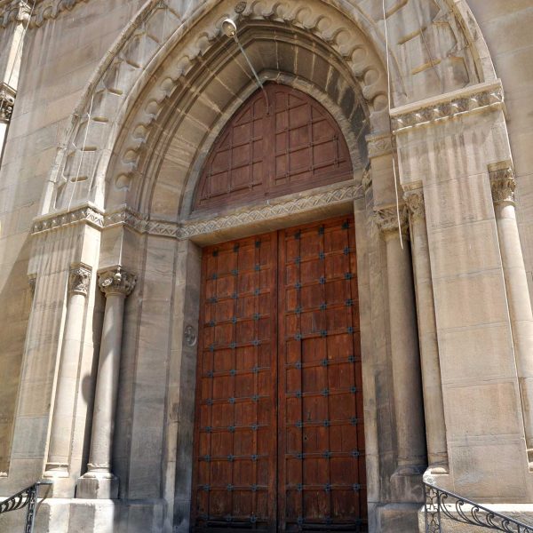 Lleida.- Església neogòtica de Sant Joan, S. XIX originària del XII. Portalada ogival amb columnes laterals amb capitells que sostenen les arquivoltes (7/2011)