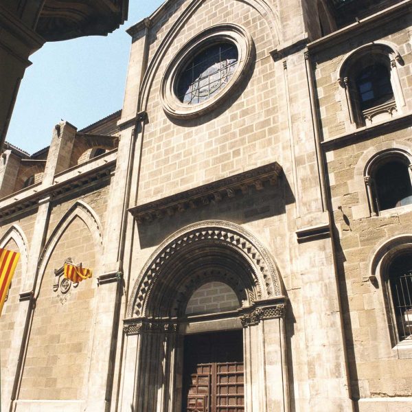 Lleida.- Església neogòtica de Sant Joan, S. XIX originària del XII. Portalada neoromànica lateral oberta al creuer i al damunt hi ha una rosassa (5/2000)