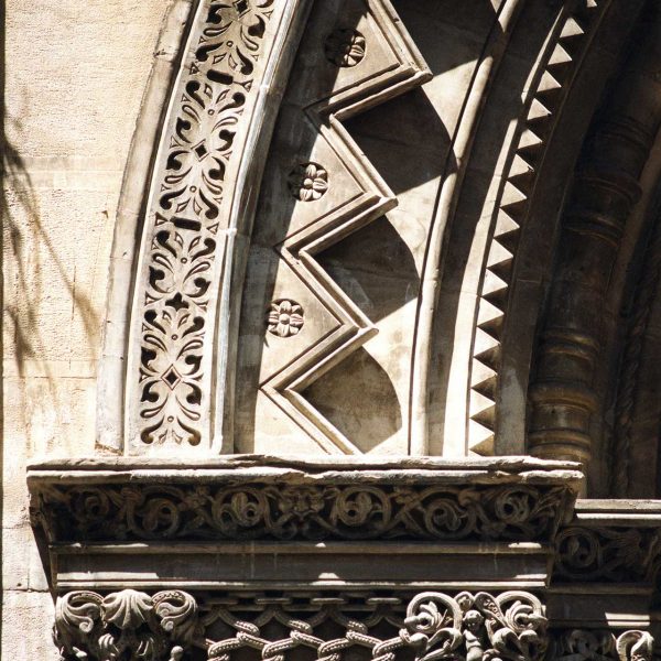 Lleida.- Església neogòtica de Sant Joan, S. XIX originària del XII. Detall de la ornamentació de la porta lateral a l'estil de l'escola lleidatana (7/2011)