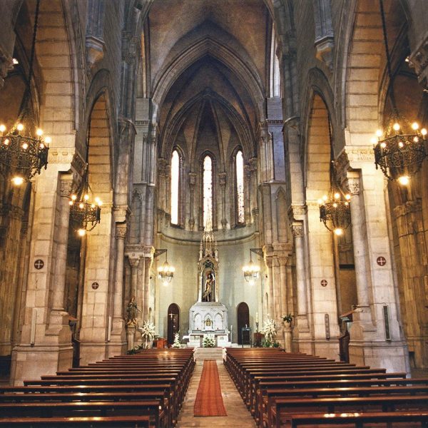 Lleida.- Església neogòtica de Sant Joan, S. XIX originària del S. XII de planta basilical de tres naus coberta amb volta de creueria (5/2000)