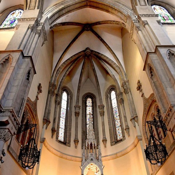 Lleida.- Església neogòtica de Sant Joan, S. XIX. Presbiteri amb l'absis semicircular cobert amb voltes de creueria suportat per varies columnes amb capitells (9/2020)