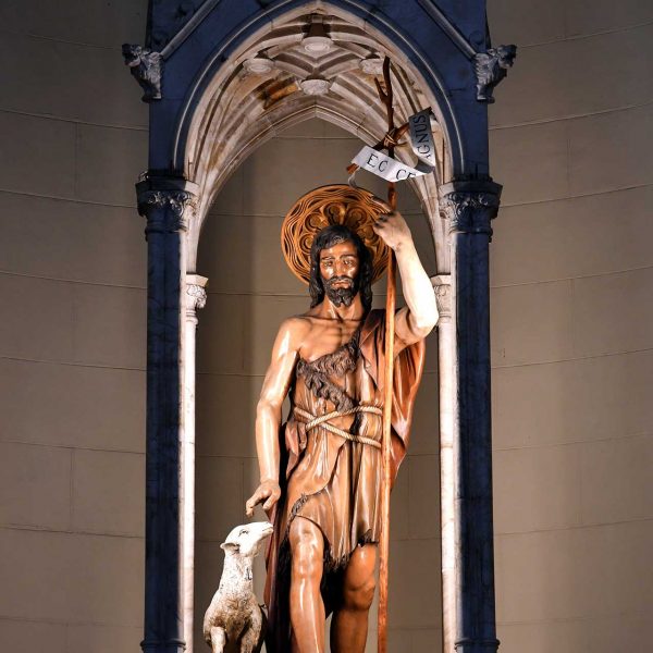 Lleida.- Església neogòtica de Sant Joan, S. XIX. Presbiteri amb la imatge de Sant Joan Batista presidint l'altar major (9/2020)