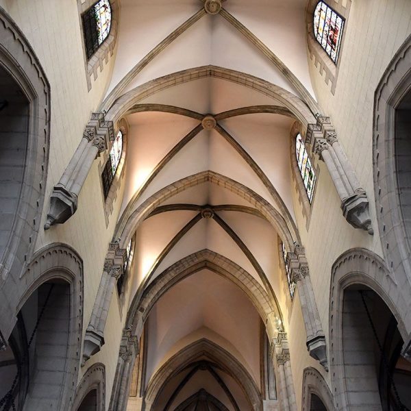 Lleida.- Església neogòtica de Sant Joan, S. XIX. Coberta de la nau central amb voltes de creueria suportades per columnes amb capitells sobre mènsules (9/2020)