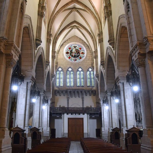 Lleida.- Església neogòtica de Sant Joan, S. XIX. Vista dels peus de les naus amb el cor il·luminades per una rosassa i finestrals ogivals (9/2020)