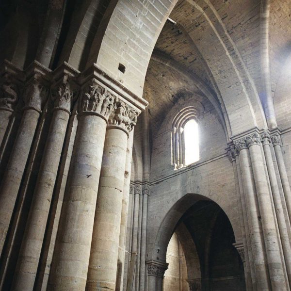 Lleida.- Seu Vella, S. XII a XV d’estil romànic i gòtic. Vista transversal a través de les naus separades per grans arcs de volta apuntada (5/2000)