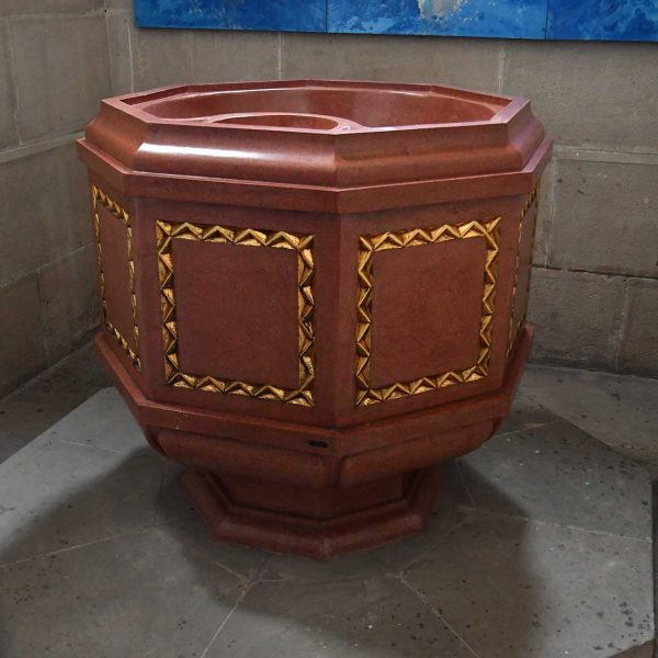 Lleida.- Església neogòtica de Sant Joan, S. XIX. Pica baptismal octogonal de dos compartiments amb cares rectes emmarcades amb motllures dorades (9/2020)