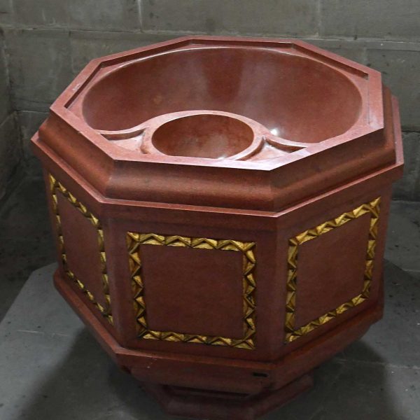 Lleida.- Església neogòtica de Sant Joan, S. XIX. Pica baptismal octogonal de dos compartiments amb cares rectes emmarcades amb motllures dorades (9/2020)