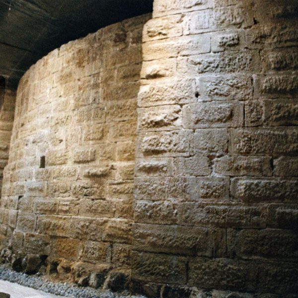 Lleida.- Església de Sant Joan. Restes de l'absis soterrat de l'antiga església romànica (5/2000)