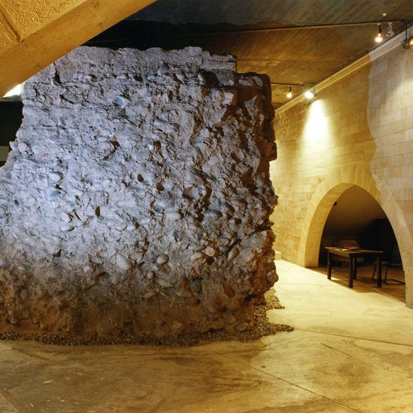 Lleida.- Església de Sant Joan. Restes de l'absis soterrat de l'antiga església romànica (5/2000)