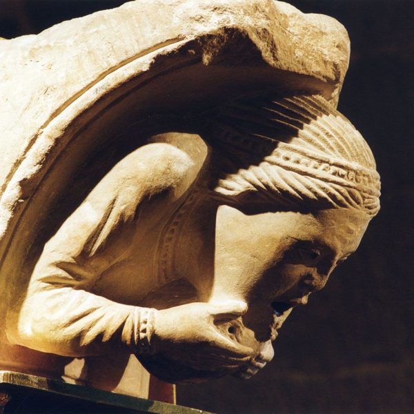 Lleida.- Església de Sant Joan. Mènsula de l'antiga església romànica (Antic Museu Episcopal a l'església de Sant Martí) (5/2000)