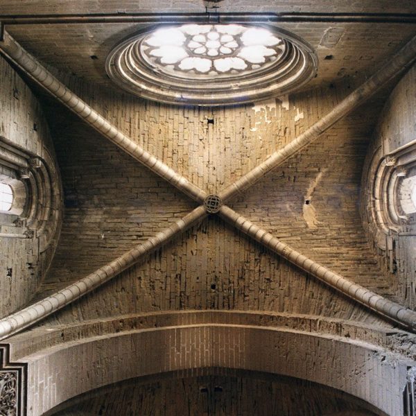 Lleida.- Seu Vella, S. XII a XV d’estil romànic i gòtic. Transsepte cobert amb coberta ogival il·luminada per una rosassa i dues finestres d'arc de mig punt (5/2000)