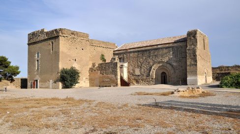 Lleida.- L'església de Santa Maria del S. XII juntament amb el castell de Gardeny formen un conjunt emmurallat de la que fou una de les principals ordres del Temple (7/2011)