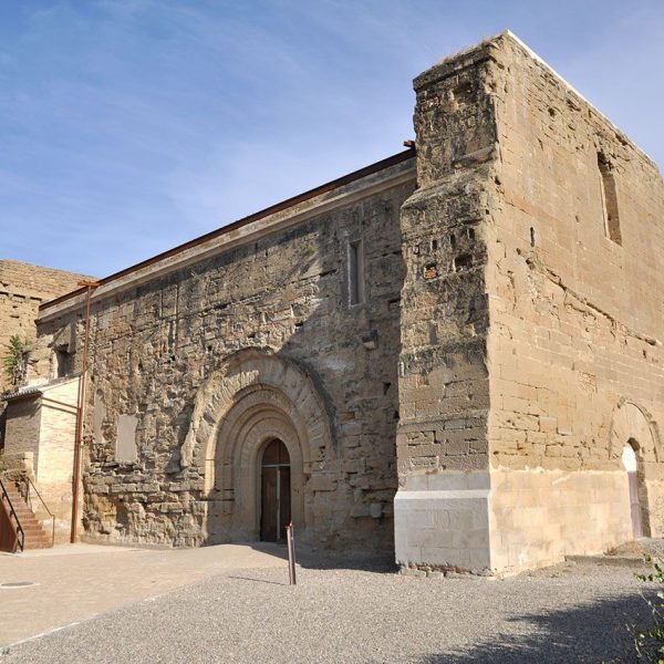 Lleida.- Església romànica de Santa Maria del castell, S. XII amb la porta adovellada situada al nord d'arcs de mig punt concèntrics en degradació (7/2011)