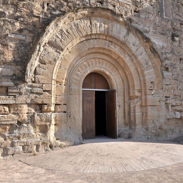 Lleida.- Església romànica de Santa Maria del castell, S. XII. Porta adovellada situada al nord d'arcs de mig punt concèntrics en degradació (7/2011)