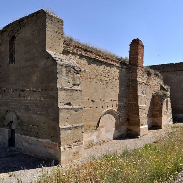 Lleida.- Església romànica de Santa Maria del castell, S. XII. Vista de la façana de migdia que disposava d'un porta cegada posteriorment (5/2010)
