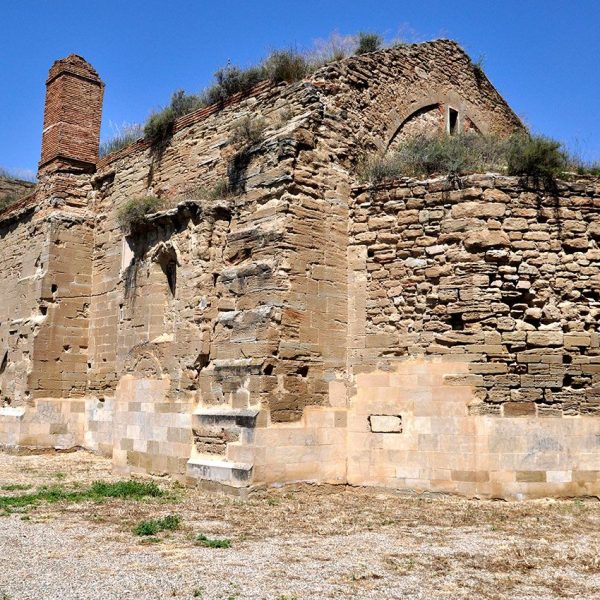 Lleida.- Església romànica de Santa Maria del castell, S. XII. Absis poligonal separat de la nau en el S. XVIII a fi de convertir-lo en un polvorí (5/2010)