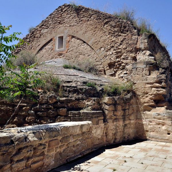 Lleida.- Església romànica de Santa Maria del castell, S. XII. Absis poligonal separat de la nau en el S. XVIII a fi de convertir-lo en un polvorí (5/2010)