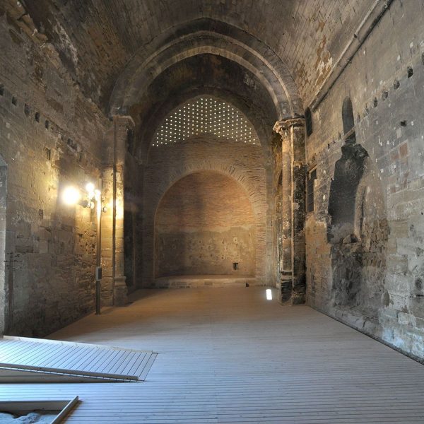 Lleida.- Església romànica de Santa Maria del castell, S. XII d'una sola nau amb capelles laterals cobert amb volta apuntada (5/2010)