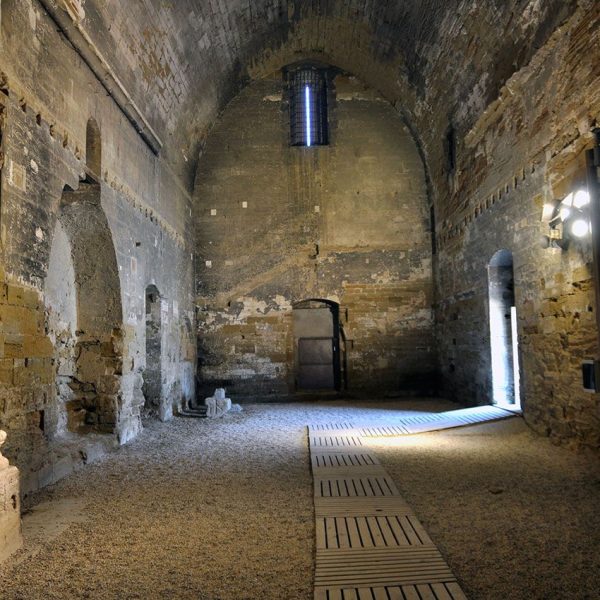 Lleida.- Església romànica de Santa Maria del castell, S. XII. Vista del fons de la nau coberta amb volta apuntada (5/2010)