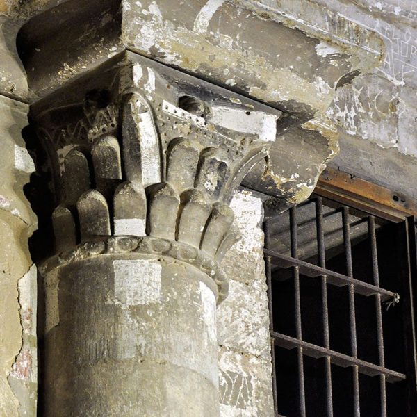 Lleida.- Església romànica de Santa Maria del castell, S. XII. Capitell de la columna que sustenta un arc toral que reforça la nau (5/2010)