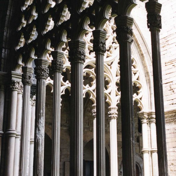Lleida.- Seu Vella, S. XII a XV d’estil romànic i gòtic. Claustre del S. XIII de quatre galeries d'arcs ogivals de fina traceria tots diferents (5/2000)