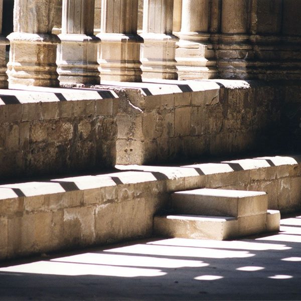 Lleida.- Seu Vella, S. XII a XV d’estil romànic i gòtic. Claustre del S. XIII de quatre galeries d'arcs ogivals de fina traceria tots diferents (5/2000)
