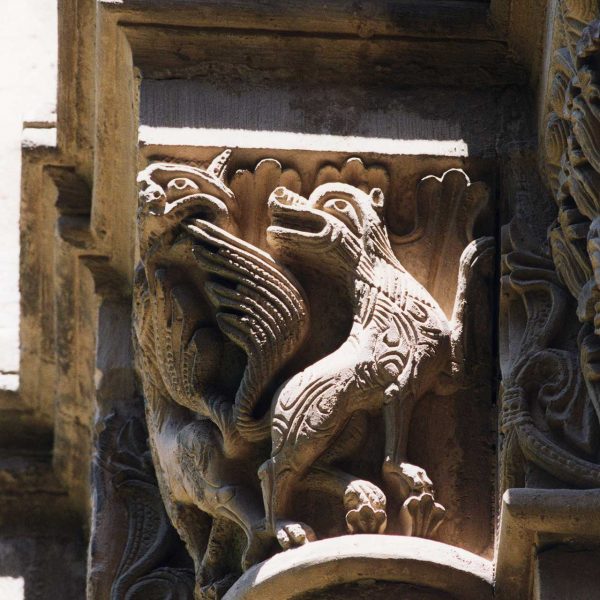 Lleida.- Seu Vella, S. XII a XV d’estil romànic i gòtic. Claustre del S. XIII. Vista d'un dels capitells de les columnes del claustre (5/2000)