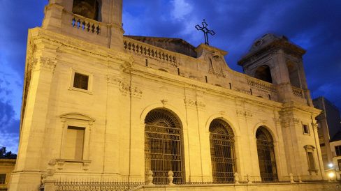 Lleida.- Seu Nova, barroca/neoclàssica del S. XVIII a la que s'accedeix a través d'un atri de tres arcades per unes escalinates laterals. (9/2018)