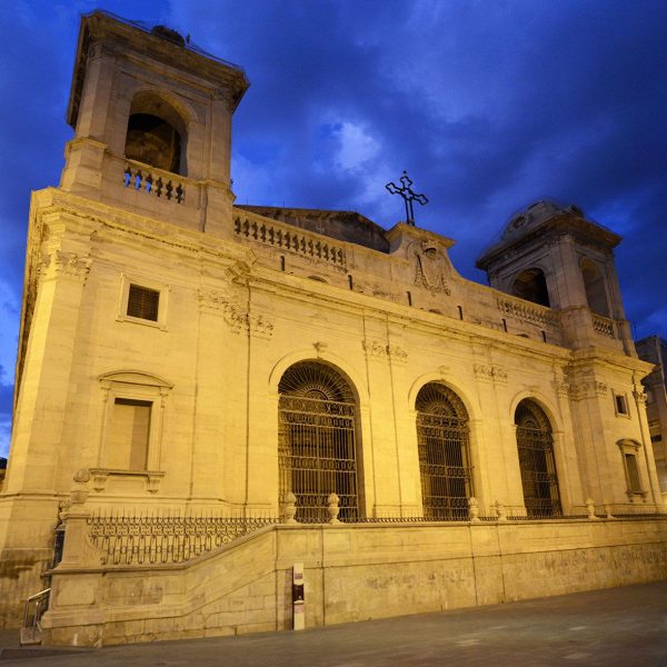 Lleida.- Seu Nova, barroca/neoclàssica del S. XVIII a la que s'accedeix a través d'un atri de tres arcades per unes escalinates laterals. (9/2018)