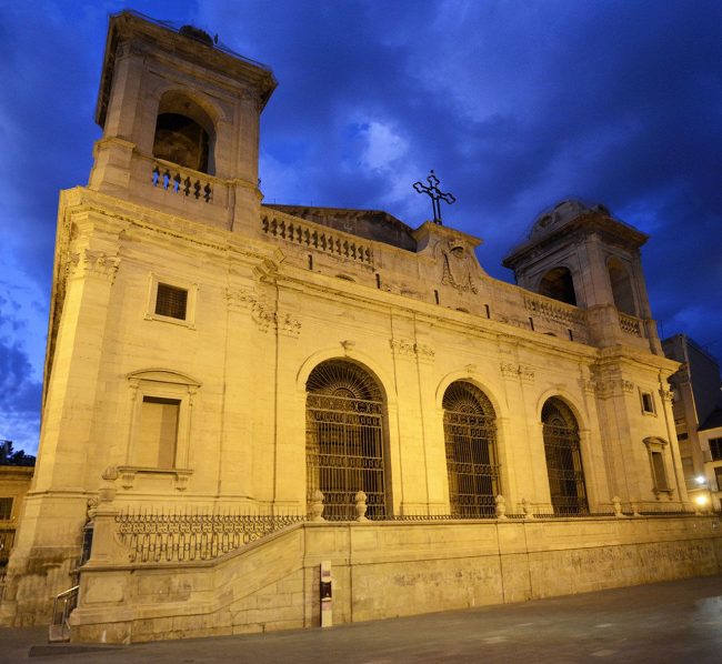 Lleida.- Seu Nova, barroca/neoclàssica del S. XVIII a la que s'accedeix a través d'un atri de tres arcades per unes escalinates laterals. (9/2018)