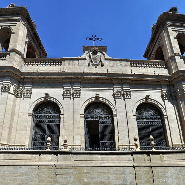 Lleida.- Seu Nova, barroca/neoclàssica del S. XVIII flanquejada per dos campanars quadrangulars que no han tingut mai campanes (7/2011)