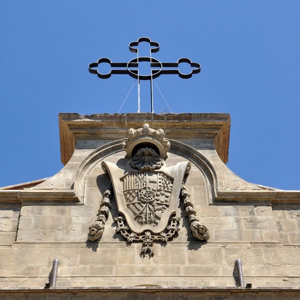 Lleida.- Seu Nova, barroca/neoclàssica del S. XVIII coronada amb l'escut dels Borbons que van finançar la seva construcció (7/2011)