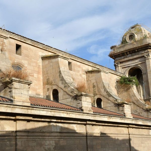 Lleida.- Seu Nova, barroca/neoclàssica del S. XVIII. Vista lateral amb el campanar rematat per una cúpula adornada amb quatre òculs cecs (9/2020)