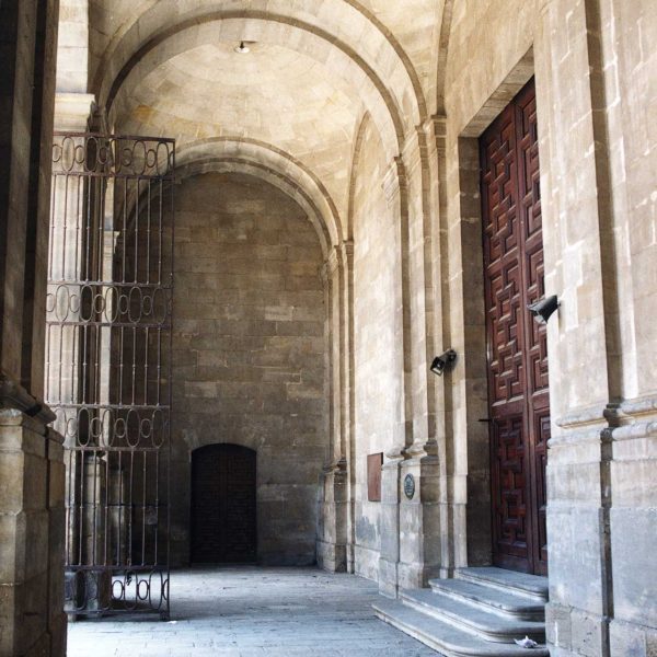 Lleida.- Seu Nova, barroca/neoclàssica del S. XVIII. Atri que s'obra a l'exterior per tres obertures amb reixes de forja i a l'interior per una porta rectangular (6/2000)