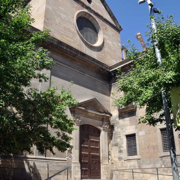 Lleida.- Seu Nova, barroca/neoclàssica del S. XVIII. Porta lateral d'arc rebaixat coronat per un frontó triangular (7/2011)