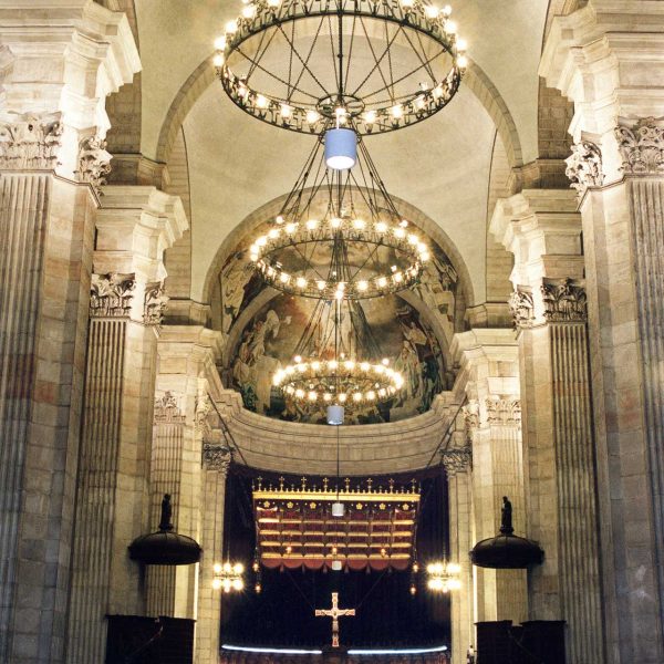 Lleida.- Seu Nova, barroca/neoclàssica del S. XVIII de tres naus separades per grans pilars amb pilastres estriades i capitells corintis (4/2000)