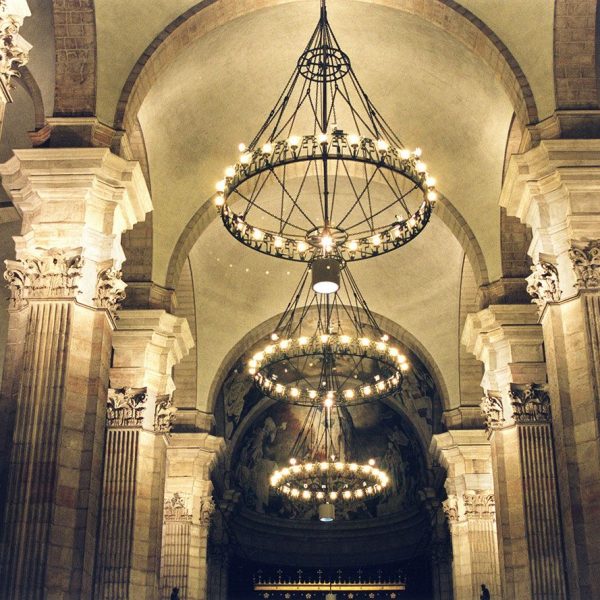 Lleida.- Seu Nova, barroca/neoclàssica del S. XVIII de tres naus separades per grans pilars amb pilastres estriades i capitells corintis (4/2000)