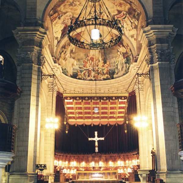 Lleida.- Seu Nova, barroca/neoclàssica del S. XVIII. Vista del presbiteri amb un baldaquí i pintures murals de Josep Serrasanta (4/2000)
