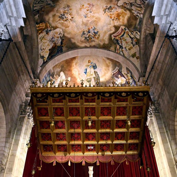 Lleida.- Seu Nova, barroca/neoclàssica del S. XVIII. Vista del baldaquí pla i pintures murals de Josep Serrasanta (9/2020)