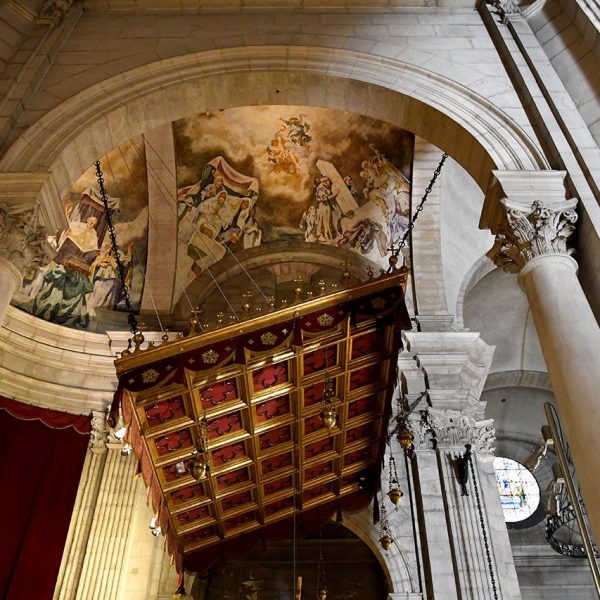 Lleida.- Seu Nova, barroca/neoclàssica del S. XVIII. Vista del baldaquí pla i pintures murals de Josep Serrasanta (9/2020)