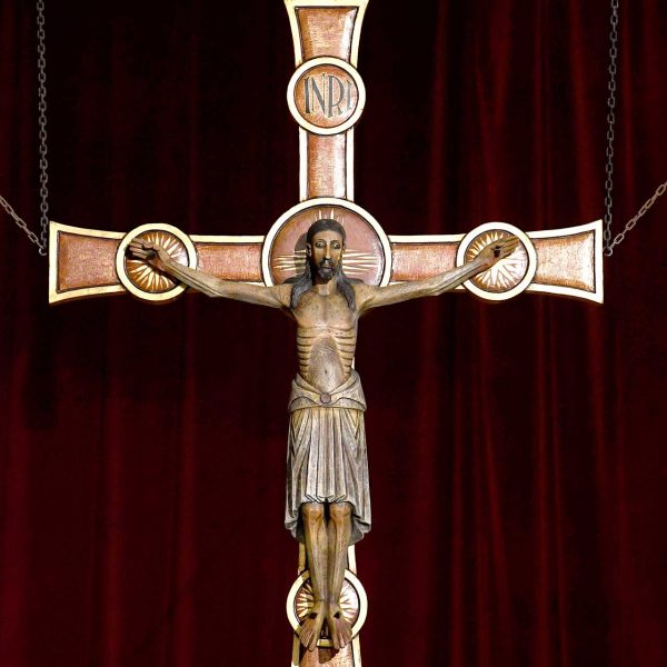 Lleida.- Seu Nova, barroca/neoclàssica del S. XVIII. Crucifix de l'altar major representat per un Crist en Majestat de l'any 1950 (9/2020)
