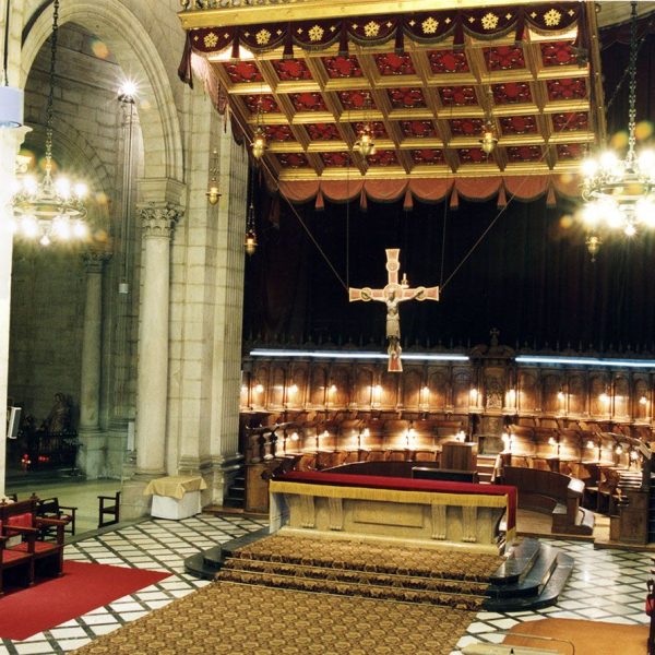 Lleida.- Seu Nova, barroca/neoclàssica del S. XVIII. Vista del presbiteri amb el baldaquí sobre l'altar major i el cadirat semicircular de l'absis (4/2000)