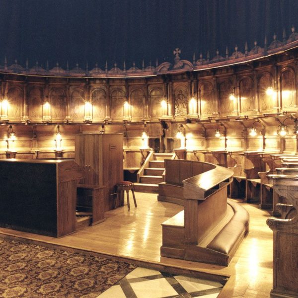 Lleida.- Seu Nova, barroca/neoclàssica del S. XVIII. Vista del cadirat semicircular de l'absis de dos nivells (4/2000)