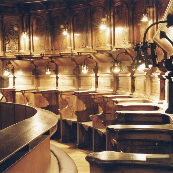 Lleida.- Seu Nova, barroca/neoclàssica del S. XVIII. Vista del cadirat semicircular de l'absis del segon nivell (4/2000)