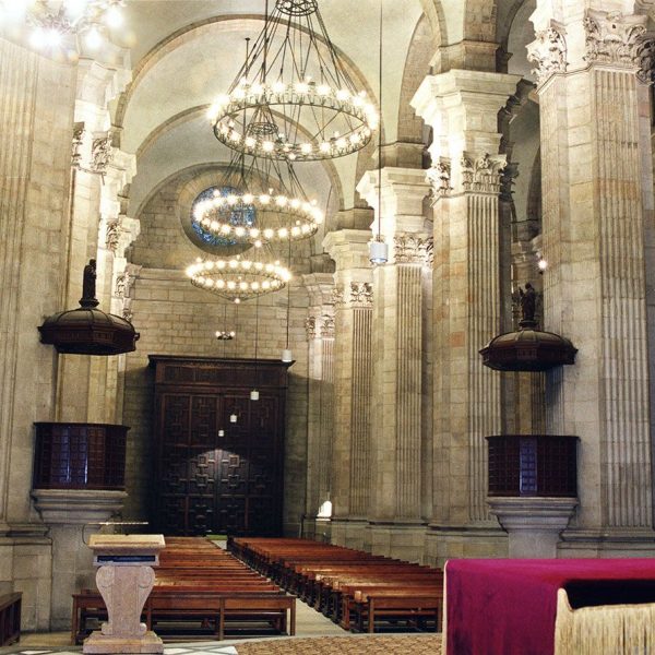 Lleida.- Seu Nova, barroca/neoclàssica del S. XVIII de tres naus separades per grans pilars amb pilastres estriades i capitells corintis (4/2000)