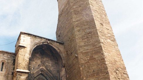 Lleida.- Església de Sant Llorenç, S. XII d'estils romànic i gòtic. Campanar gòtic del S. XV de planta octogonal amb un finestral per banda (5/2000)