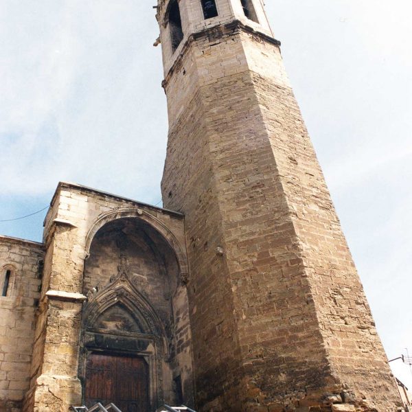 Lleida.- Església de Sant Llorenç, S. XII d'estils romànic i gòtic. Campanar gòtic del S. XV de planta octogonal amb un finestral per banda (5/2000)