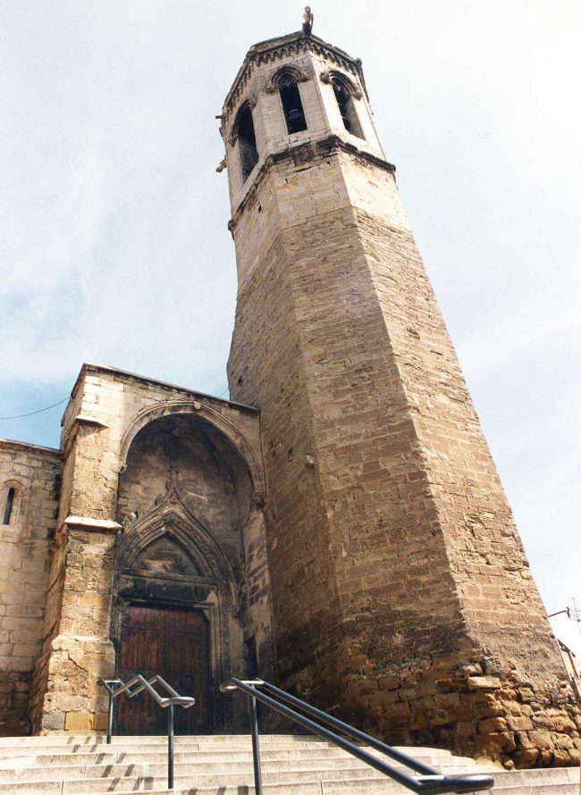 Lleida.- Església de Sant Llorenç, S. XII d'estils romànic i gòtic. Campanar gòtic del S. XV de planta octogonal amb un finestral per banda (5/2000)